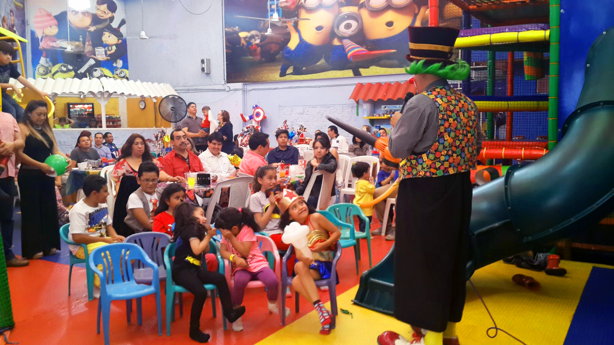 Un Payaso en una Fiesta Infantil de Cumpleaños, haciendo show para niños