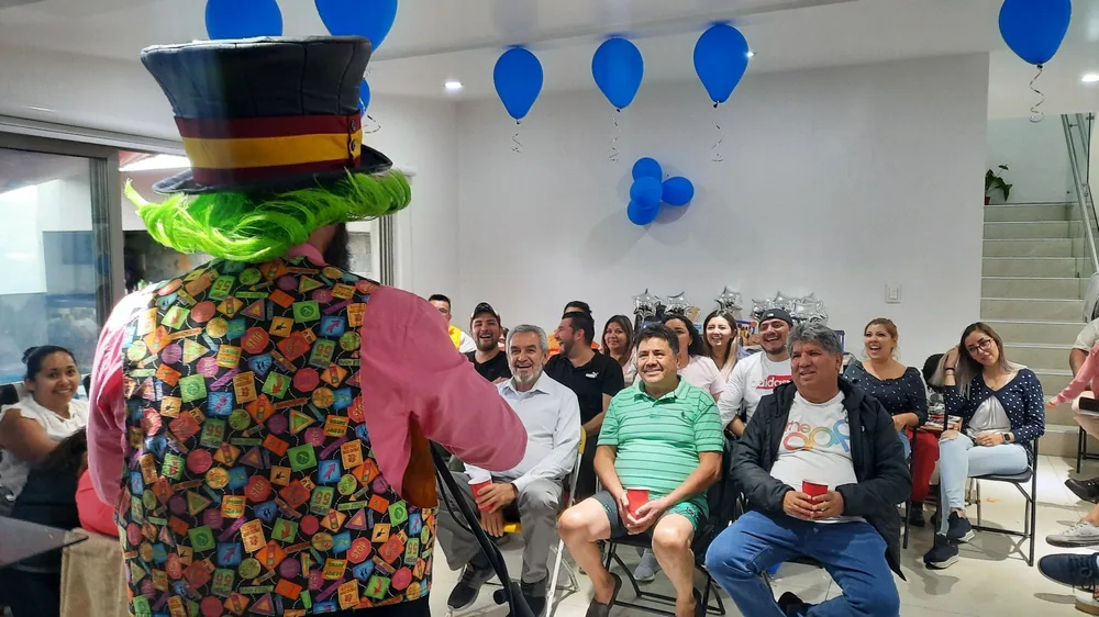 Show de payaso para adultos con público riendo en evento privado en CDMX