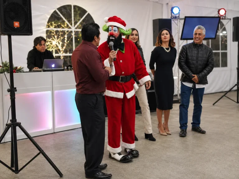 El público participando en el show navideño del Payaso Loquillo