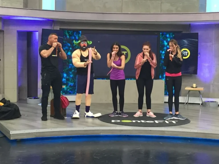 Payaso Loquillo enseñando globoflexia a los conductores del programa Ponte Fit de Televisa Deportes