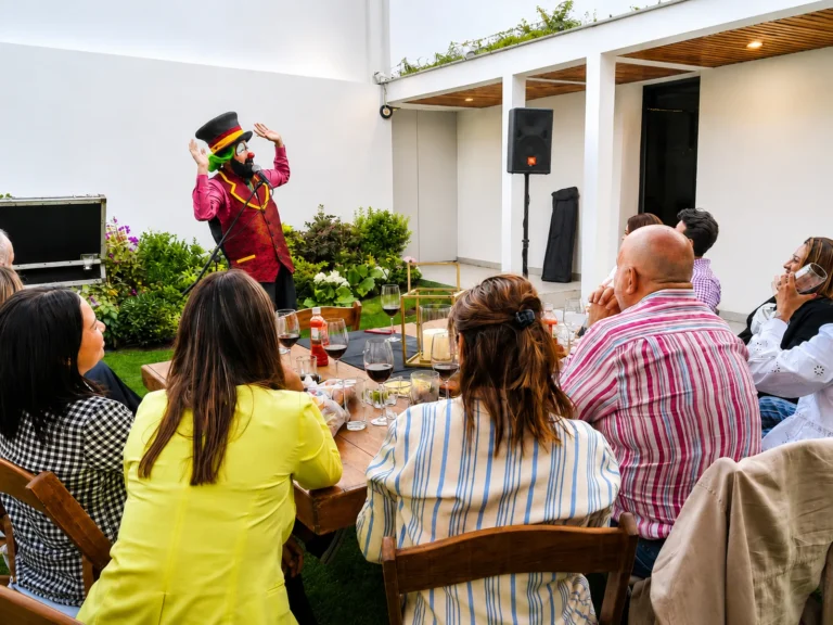 Payaso Loquillo dando show para un cumpleaños de adultos en San Ángel CDMX