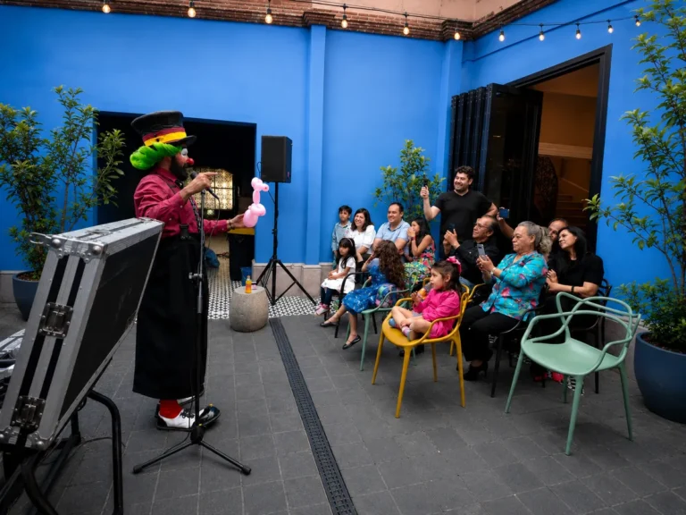 Loquillo hace figuras de globo, en fiestas infantiles. Polanco Ciudad de México