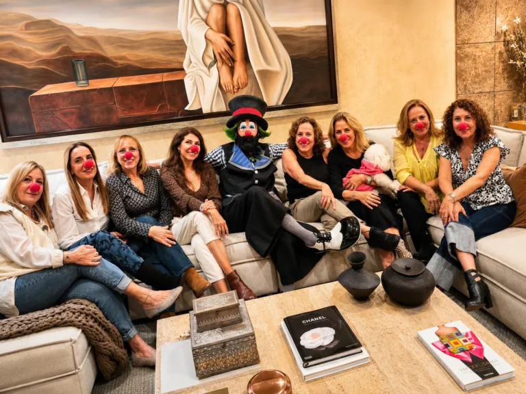 El Payaso Loquillo conviviendo en una fiesta de amigas