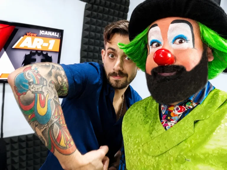 Payaso Loquillo con Rada, Agustín Aristarán, comediante y mago de Argentina, quien muestra su colorido tatuaje