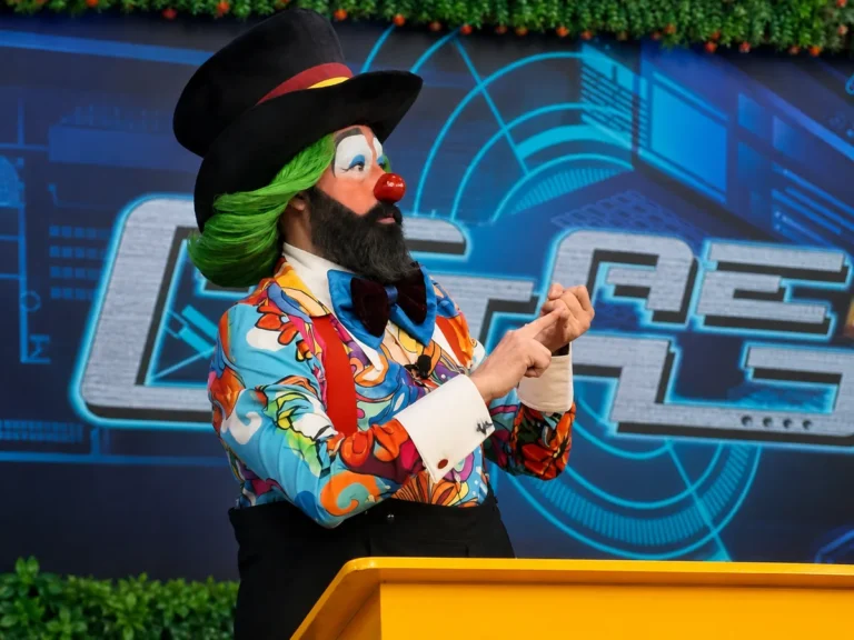 Payaso Loquillo pensando su respuesta en programa de concursos, Muttimedios, canal 6 México