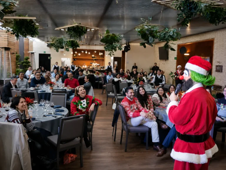 Celebración de un evento corporativo en Santa Fé con El Payaso Loquillo vestido de Santa Claus
