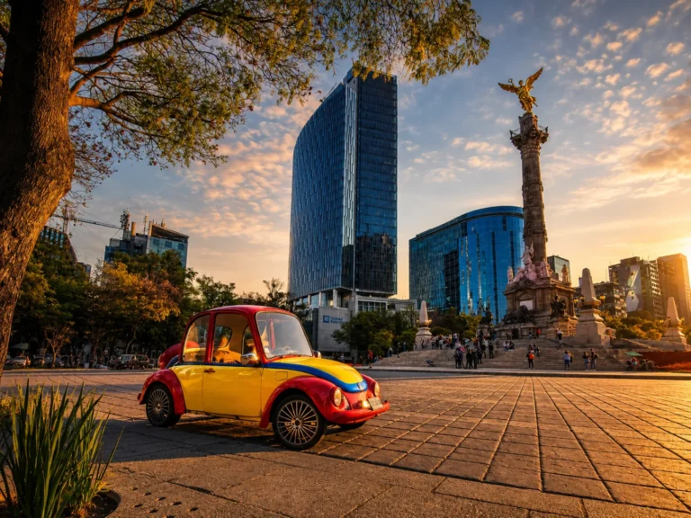 Vocho del Payaso Loquillo en el Ángel de la Independencia CDMX