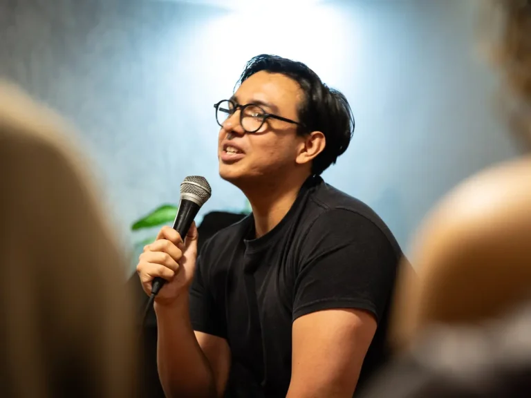 Foto de entre el público durante el stand up de Eric Meneses