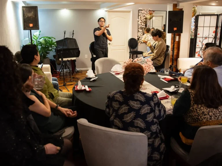 Eric Meneses, haciéndo Stand Up para un grupo de médicos