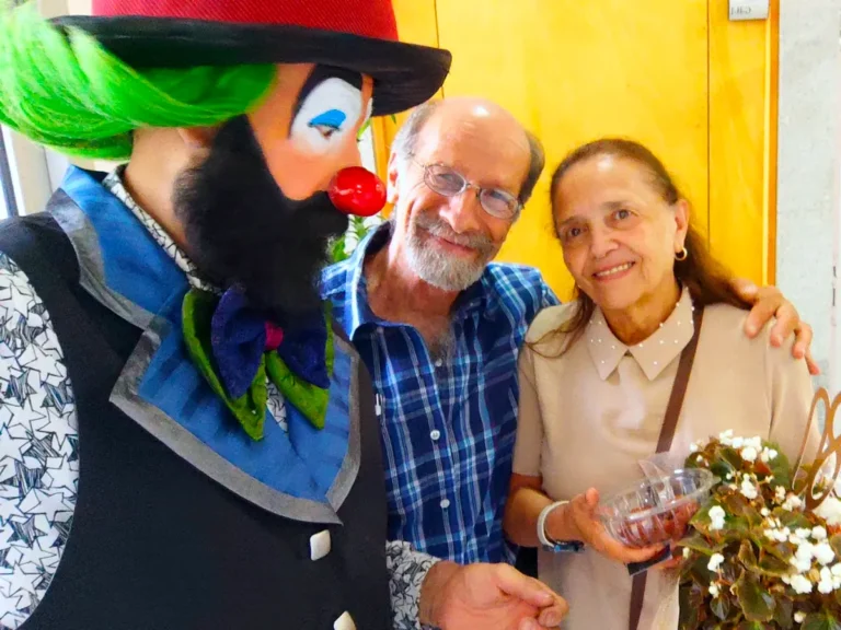 Loquillo bromeando y haciendo payasadas para los adultos mayores después de la fiesta.