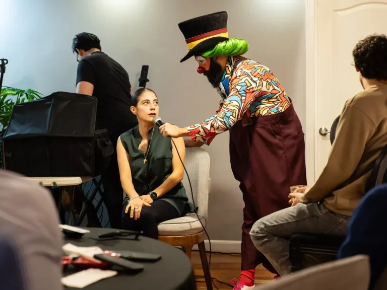 Ella meditando su respuesta a las preguntas del payaso