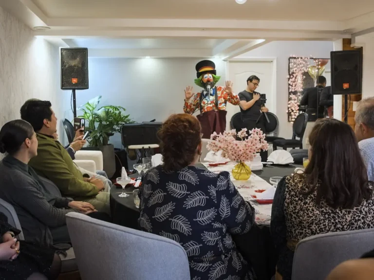Loquillo haciendo stand up en una fiesta de cumpleaños de adultos