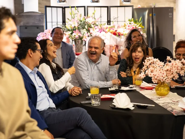 El público riendo durante el show de Loquillo